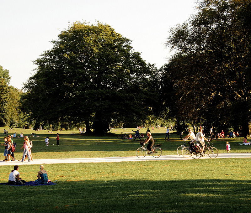 Nachhaltigkeit und Regierungen und Zivilgesellschaft - Grüner Park mit Fahrrad
